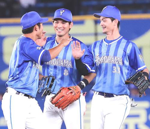 ロッテ対DeNA　ロッテに勝利してハイタッチするDeNAの、左から桑原、神里、乙坂（撮影・丹羽敏通）