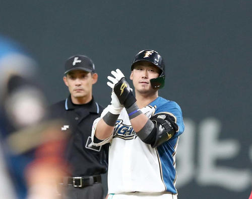日本ハム対広島　1回裏日本ハム無死満塁、左越え2点適時二塁打を放ち手をたたく中田（撮影・黒川智章）