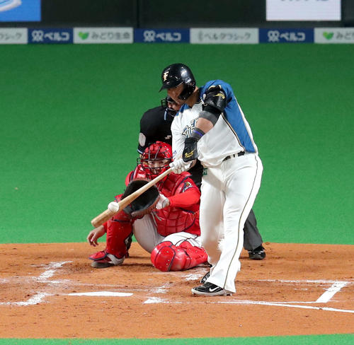 日本ハム対広島　1回裏日本ハム無死満塁、中田は逆転となる2点適時二塁打を放つ（撮影・佐藤翔太）