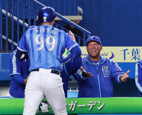 ロッテ対DeNA　2回表DeNA2死、先制本塁打のソトを迎えるラミレス監督（撮影・丹羽敏通）