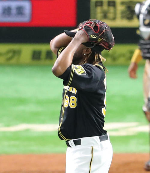 延長12回裏ソフトバンク無死一塁、打者・真砂のときドリスは一塁・川瀬晃への牽制球をそらしてしまい進塁させ頭を抱え込む（撮影・梅根麻紀）