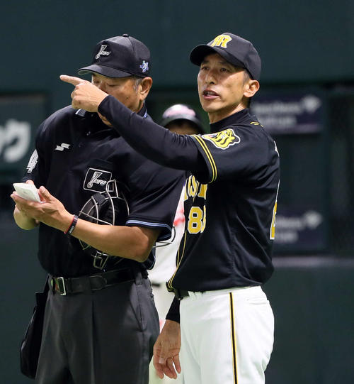 ソフトバンク対阪神　12回、選手交代を告げる矢野監督（撮影・栗木一考）
