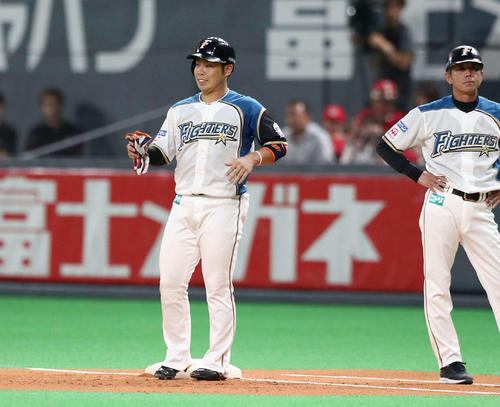 日本ハム対広島　1回裏日本ハム無死一、二塁、四球で40試合連続出塁を果たす近藤（撮影・黒川智章）