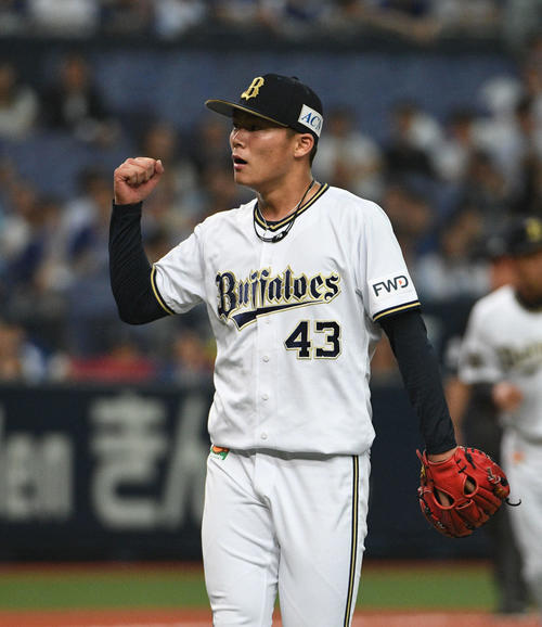 オリックス対中日　7回表、中日を3者凡退に抑えガッツポーズする山本（撮影・渦原淳）