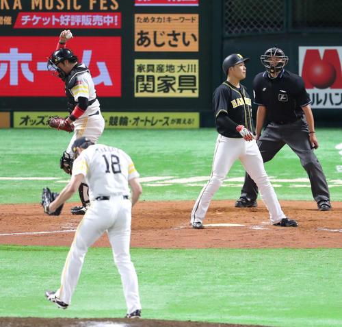 12回表阪神2死満塁、大山は空振りの三振。ソフトバンク武田（手前）はグラブを叩いて喜ぶ（撮影・梅根麻紀）