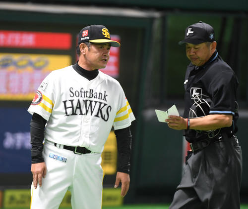ソフトバンク対阪神　8回表、甲斐野央から椎野新に交代を告げる工藤公康監督（撮影・今浪浩三）