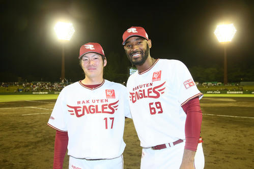 楽天対ヤクルト　勝利し笑顔を見せる楽天の塩見（左）とブラッシュ（撮影・足立雅史）