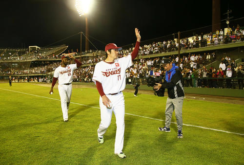 楽天対ヤクルト　勝利しスタンドの声援に応える楽天の塩見（右）とブラッシュ（撮影・足立雅史）