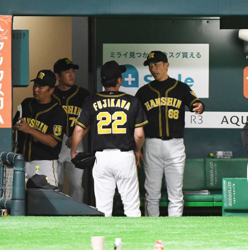 10回裏を抑えた藤川と話をする矢野監督（撮影・今浪浩三）