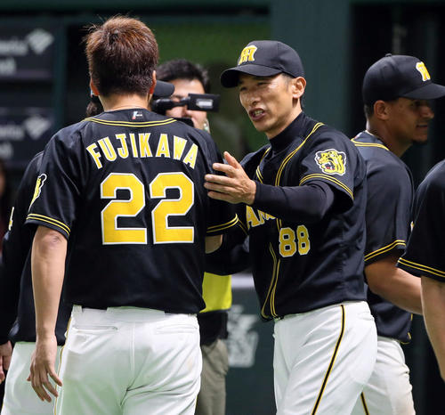 ソフトバンクと引き分け、藤川（左）を出迎える矢野監督（撮影・栗木一考）