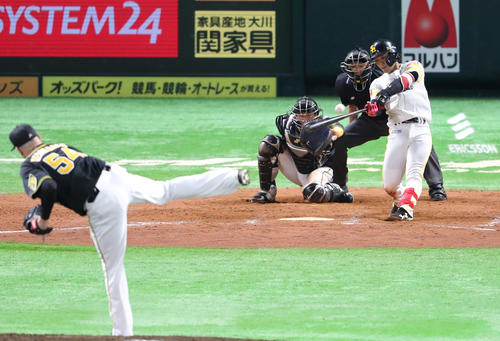 ソフトバンク対阪神　9回裏ソフトバンク2死二塁、今宮は同点となる左前適時打を放つ。投手メッセンジャー（撮影・梅根麻紀）