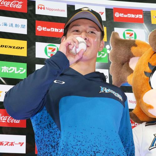 ウイニングボールにキスする吉田輝（撮影・黒川智章）