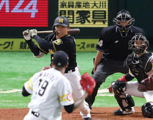 4回表阪神1死一、二塁、高山は先制の右前適時打を放つ。投手ミランダ（撮影・梅根麻紀）
