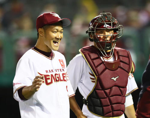 楽天対ヤクルト　4回表ヤクルト2死満塁、青木を右飛に仕留め笑顔を見せる久保（左）と捕手太田（撮影・足立雅史）