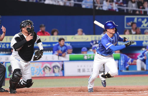 ロッテ対DeNA　8回表DeNA2死二、三塁、大和は中前に2点適時打を放つ。捕手細川（撮影・丹羽敏通）
