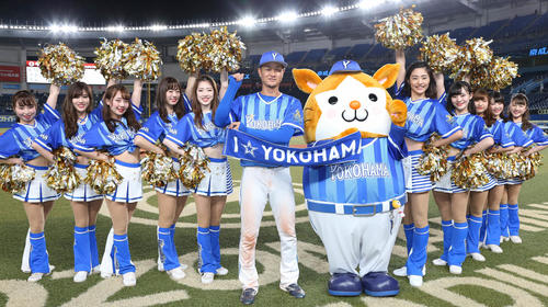ロッテ対DeNA　決勝打を放ってマスコットのDB．スターマンやディアーナと写真に納まる大和（撮影・丹羽敏通）