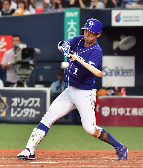 8回表中日1死満塁、左前に勝ち越し適時打を放つ京田（撮影・上田博志）