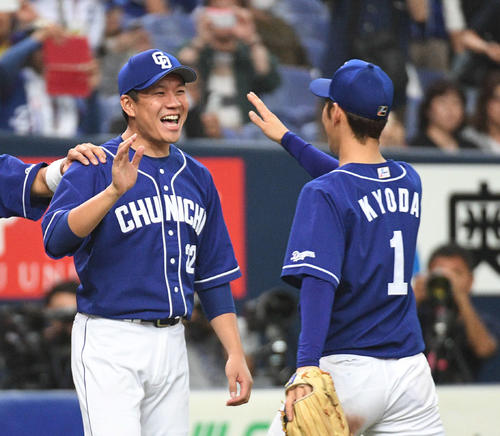 幕切れで笑顔で京田（右）を迎える大野雄（撮影・渦原淳）