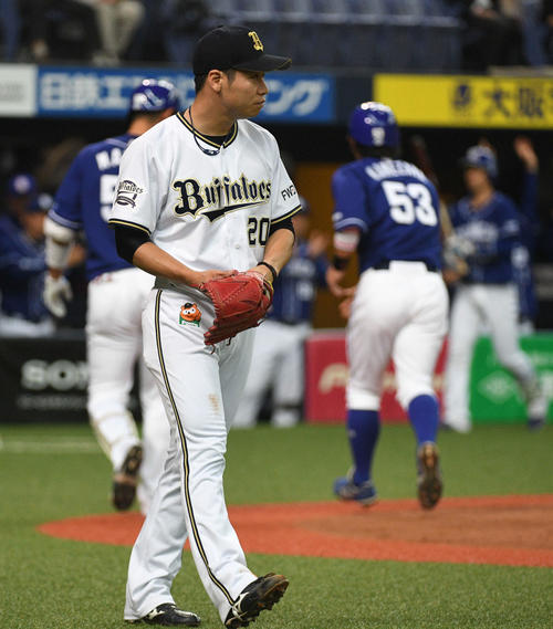 8回表中日1死満塁、京田の勝ち越し適時打にガックリの近藤（撮影・渦原淳）