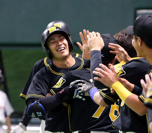 ソフトバンク対阪神　8回表阪神1死二塁、植田は右越え2点本塁打を放ちでナインに迎えられる（撮影・栗木一考）