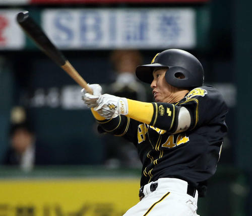 ソフトバンク対阪神　4回表阪神1死一塁、梅野は左越え2点本塁打を放つ（撮影・栗木一考）