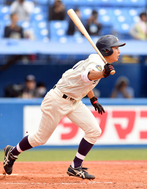福井工大対明大　4回裏明大1死一、二塁、陶山は右前適時打を放つ（撮影・滝沢徹郎）