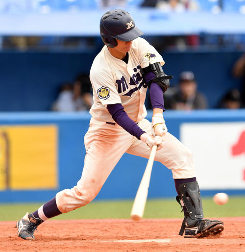 福井工大対明大　5回裏明大1死二塁、北本は勝ち越しの中前適時打を放つ（撮影・滝沢徹郎）