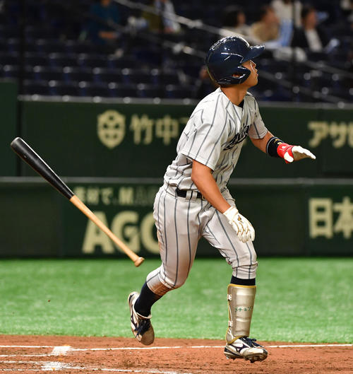 愛知工大対佛教大　5回裏佛教大1死、石井は左越えに本塁打を放つ（撮影・柴田隆二）