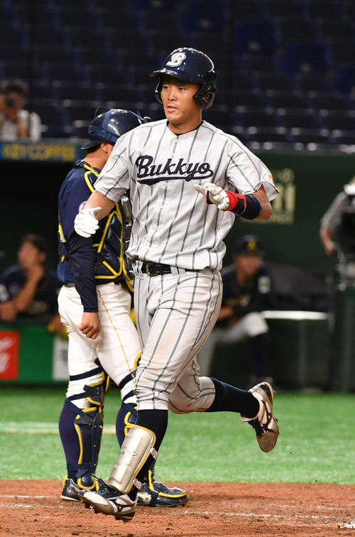 愛知工大対佛教大　5回裏佛教大1死、石井は左越えに本塁打を放ち生還する（撮影・柴田隆二）