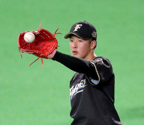 日本ハム対広島　試合前、キャッチボールをする日本ハム吉田輝（撮影・佐藤翔太）