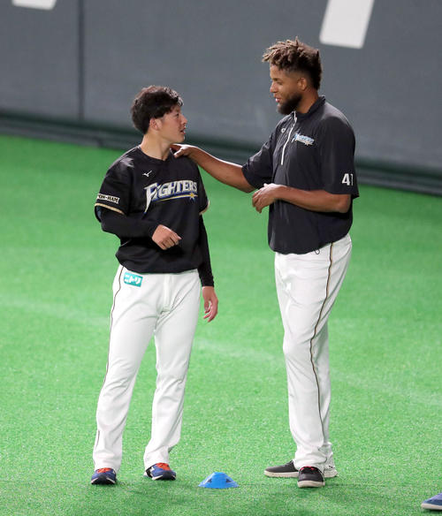 日本ハム対広島　試合前、言葉を交わす日本ハム吉田輝とロドリゲス（右）（撮影・佐藤翔太）