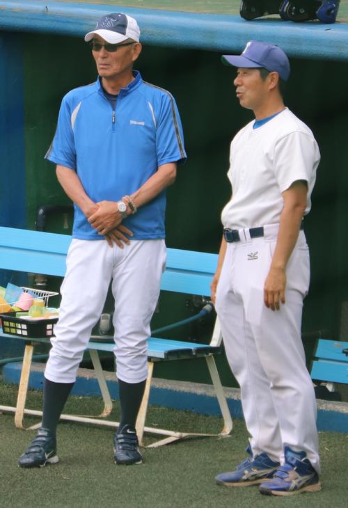東大・浜田監督（右）と談笑しながら、練習を見守る松岡投手コーチ（撮影・古川真弥）