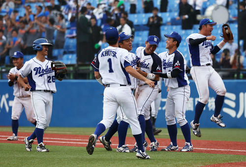 東農大北海道対大体大　大体大に逆転勝利し歓喜する東農大北海道ナイン（撮影・河田真司）