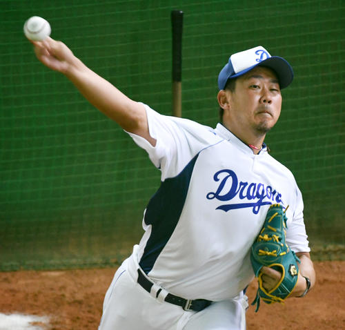 ブルペンで投球練習を行う松坂（撮影・前岡正明）