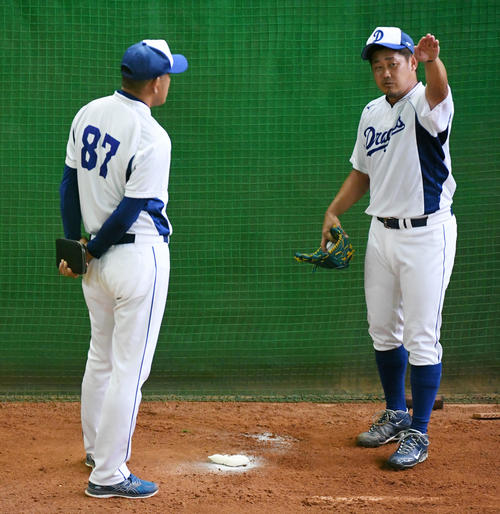 ブルペンでの投球練習後、門倉コーチ（左）と話す松坂（撮影・前岡正明）