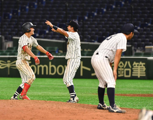 宮崎産業経営大対東海大　タイブレーク11回裏東海大1死二、三塁、藤井(左)は左中間にサヨナラ打を放つ。右はがっくりの杉尾投手（撮影・柴田隆二）