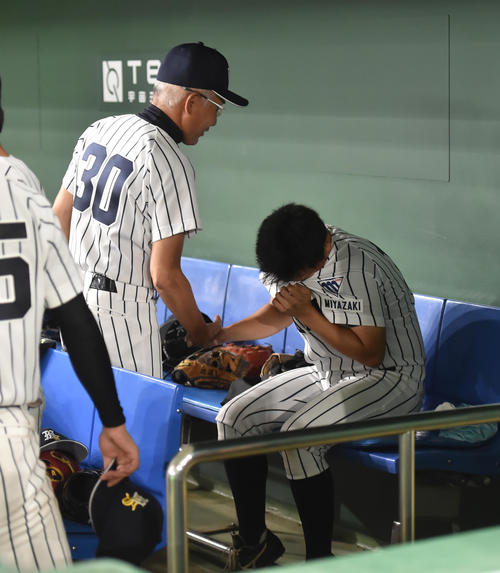 宮崎産業経営大対東海大　タイブレークでサヨナラ負けし、悔し泣きする宮崎産業経営大・杉尾(右)と握手する三輪監督（撮影・柴田隆二）