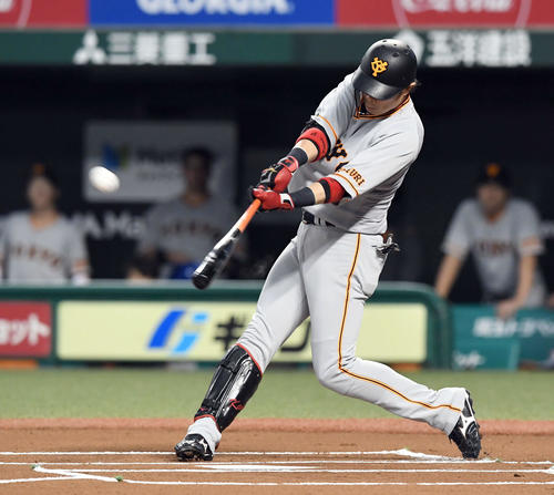 西武対巨人　1回表巨人無死、右越えに先頭打者本塁打を放つ亀井（撮影・たえ見朱実）