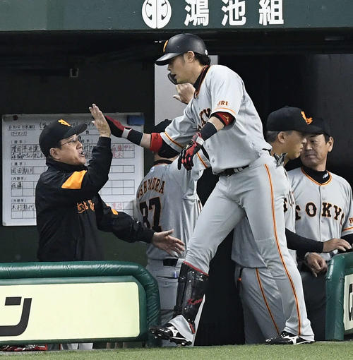 西武対巨人　1回表巨人無死、先制の右越えソロ本塁打を放った亀井（中央）とハイタッチを交わす原監督（左）（撮影・鈴木みどり）