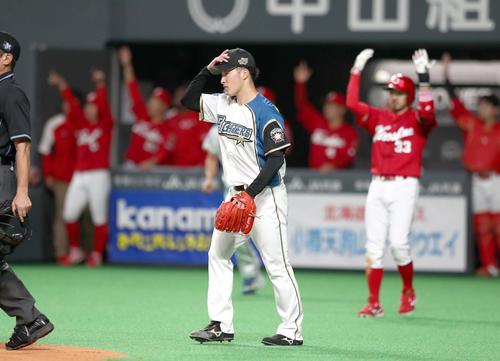 日本ハム対広島　2回表広島2死一塁、長野に適時二塁打を浴びる吉田輝（撮影・黒川智章）