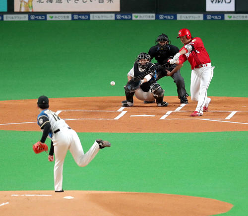 日本ハム対広島　1回表広島無死、長野は右前打を放つ。投手は日本ハム吉田輝（撮影・佐藤翔太）