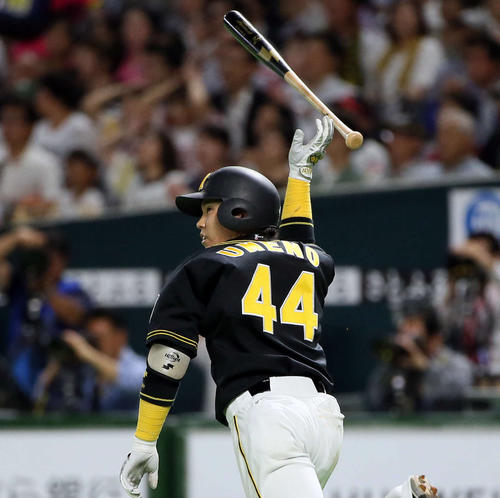 ソフトバンク対阪神　4回表阪神1死一塁、梅野隆太郎は左越えに逆転2点本塁打を放つ（撮影・栗木一考）