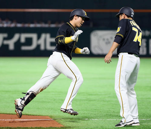 ソフトバンク対阪神　4回表阪神1死一塁、梅野隆太郎は左越えに逆転2点本塁打を放つ（撮影・栗木一考）