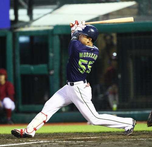 楽天対ヤクルト　4回表ヤクルト無死一塁、村上は右越え2点本塁打を放つ（撮影・足立雅史）