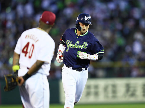 楽天対ヤクルト　4回表ヤクルト無死一塁、村上は右越え2点本塁打を放ちダイヤモンドを1周する（撮影・足立雅史）