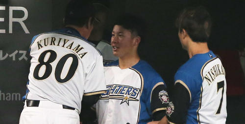日本ハム対広島　5回を投げ終え栗山監督（左）と握手をかわす吉田輝（撮影・井上学）