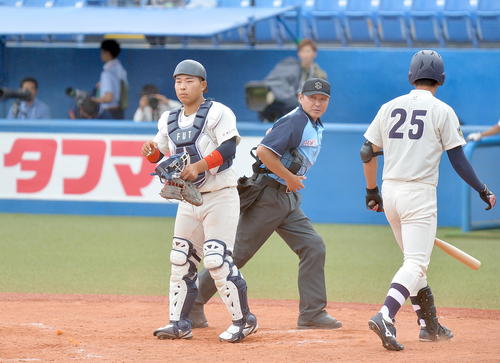 福井工大対明大　仲間に指示を送る福井工大・小川（左）（撮影・鎌田直秀）