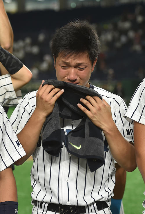宮崎産業経営大対東海大　タイブレークでサヨナラ負けし悔し泣きする宮崎産業経営大・杉尾（撮影・柴田隆二）