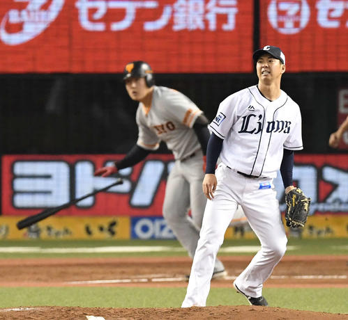 西武対巨人　3回表巨人2死一塁、岡本に右適時二塁打を浴びる十亀（撮影・鈴木みどり）