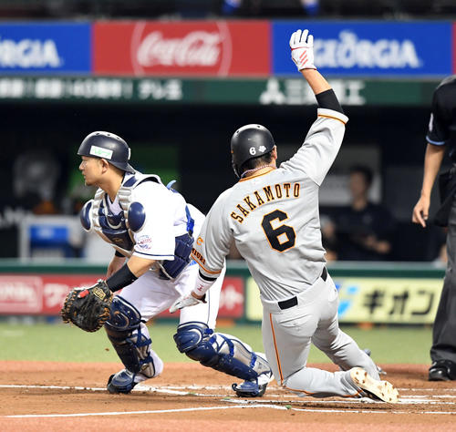 西武対巨人　3回表巨人2死一塁、岡本和真の適時打二塁打で生還する坂本勇（撮影・たえ見朱実）